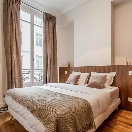 Chic For 4 Champs-elysees Robert Estienne 2 *