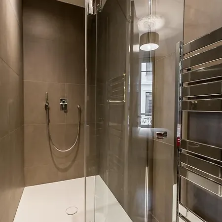 Chic For 4 Champs-elysees Robert Estienne 2 Apartment